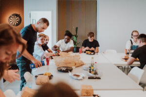 Jobtoolz Team mange des frites Jobtoolz Team eating fries on fat friday